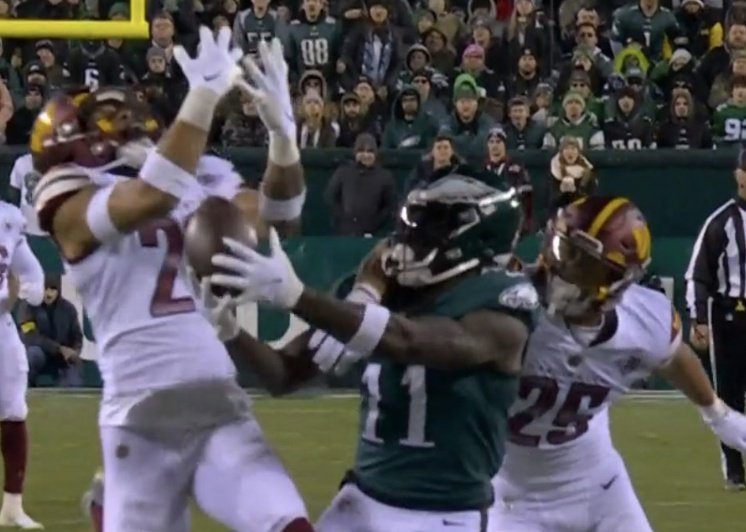 thomasrp93's tweet photo. Jalen Hurts has only 3 INTs all year.

Friendly reminder that this was the situation on 2 of them 🤷‍♂️
#Eagles https://t.co/w7g0AScQpG
