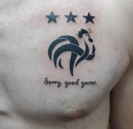 Même avant de voir l'Equipe de France briller au Qatar en Coupe du Monde de Football, il s'est fait tatoué les 3 étoiles. Et en clin d'œil aux Anglais avec le petit "Sorry, good game." !

Il a tout donné le gars !!!
#Equipedefrance #3étoiles #tatouage #ARGFRA #FIFAWorldcup2022