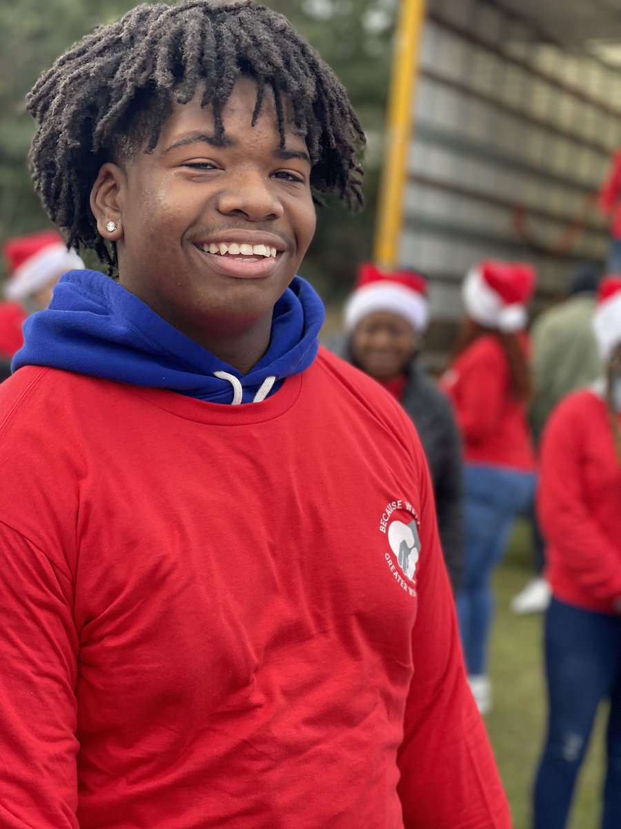 BrunswickFB's tweet photo. What an amazing morning out in the community at the Christmas Grocery Giveaway sponsored by Paster Mark Baker &amp; Greater Works Ministries! Thank you for all that you do! 
🟦🟨🏴‍☠️⚓️☠️ #piratepride #AllAboutTheFamily #communityservice https://t.co/8HVcsuWVfY