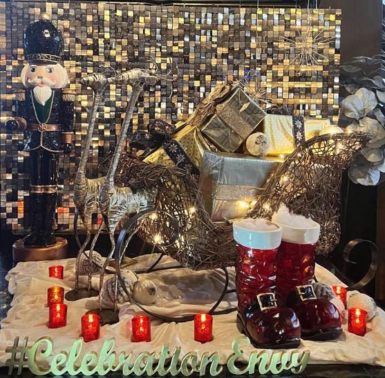 There is still time to make a reservation for your Christmas Eve celebration. Let us be a part of your family tradition. We have all you need to make this special day festive.

 Reserve your table today!

signatureroom.com/room/menus/din…

#SignatureRoom #SignatureLounge #CelebrationEnvy