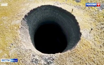 Crypto_HF's tweet photo. Este es un 'cráter' gigante de 50 metros de profundidad que se abre en la tundra ártica. El nuevo agujero o embudo recientemente formado es solo uno de los últimos que se han visto en el norte de Siberia desde que el fenómeno se registró por primera vez en 2014 #Hoy #Croacia https://t.co/aMXvg5oLMB