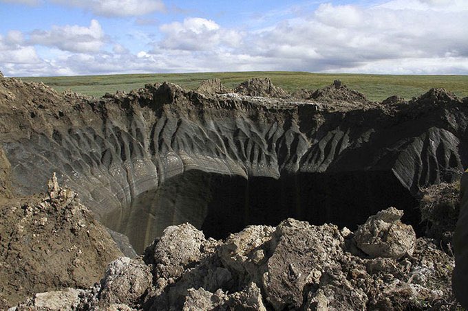 Crypto_HF's tweet photo. Este es un 'cráter' gigante de 50 metros de profundidad que se abre en la tundra ártica. El nuevo agujero o embudo recientemente formado es solo uno de los últimos que se han visto en el norte de Siberia desde que el fenómeno se registró por primera vez en 2014 #Hoy #Croacia https://t.co/aMXvg5oLMB