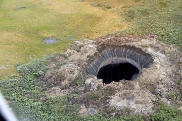 Crypto_HF's tweet photo. Este es un 'cráter' gigante de 50 metros de profundidad que se abre en la tundra ártica. El nuevo agujero o embudo recientemente formado es solo uno de los últimos que se han visto en el norte de Siberia desde que el fenómeno se registró por primera vez en 2014 #Hoy #Croacia https://t.co/aMXvg5oLMB