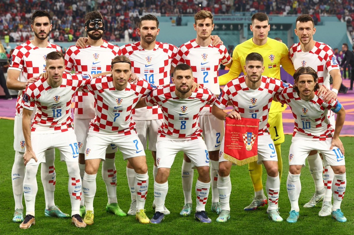 La Selección Croata existe desde hace solo 30 años y lleva jugados apenas seis mundiales.

Ya consiguió dos veces el tercer puesto 🥉🥉 y una vez el segundo 🥈.

Un país con menos de 4 millones de habitantes 😱🇭🇷