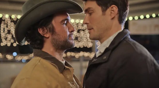 EveryRomComPod's tweet photo. Before we release our new episode - a reminder to check out our #DashingInDecember episode with @BillyRayBrewton. A discussion that was in turn both deep and hilarious. You don’t need to have seen the movie, but it is one of the better of its type! https://t.co/uNo0OSKQ99 https://t.co/Qz0prvK6tr