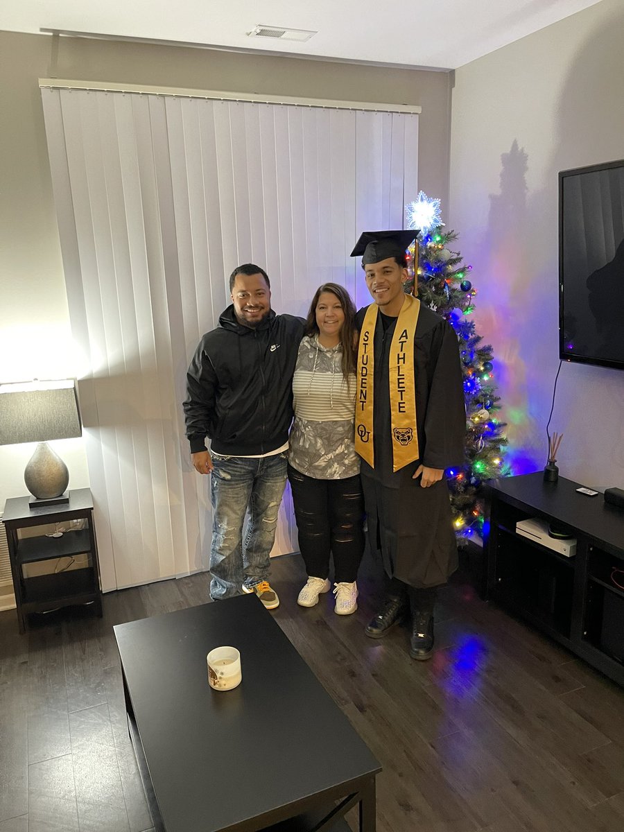 bjmoore34's tweet photo. Congratulations to my Baby Jalen on graduating college. You have worked so very hard Iโm so proud of you and hope all your dreams come true. Momma loves you #mycollegegraduate #34myfavoriteplayer ๐๐๐ผ๐ป๐๐ @lil_jmoore34 https://t.co/Vy9i7aMKEp