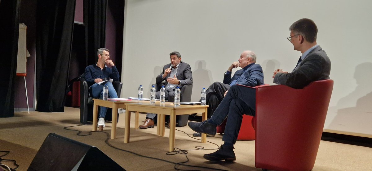 iemroyan's tweet photo. Conférence sur la desserte ferroviaire de #Royan hier à @lecarel 
Animée par @RonanCherel avec @Dbussereau, Francis Fresseix de la @SNCF. Plus de 130 personnes présentes. La desserte ferroviaire de Royan est importante pour l’économie touristique et notre désenclavement. https://t.co/B8q4UwGTAF