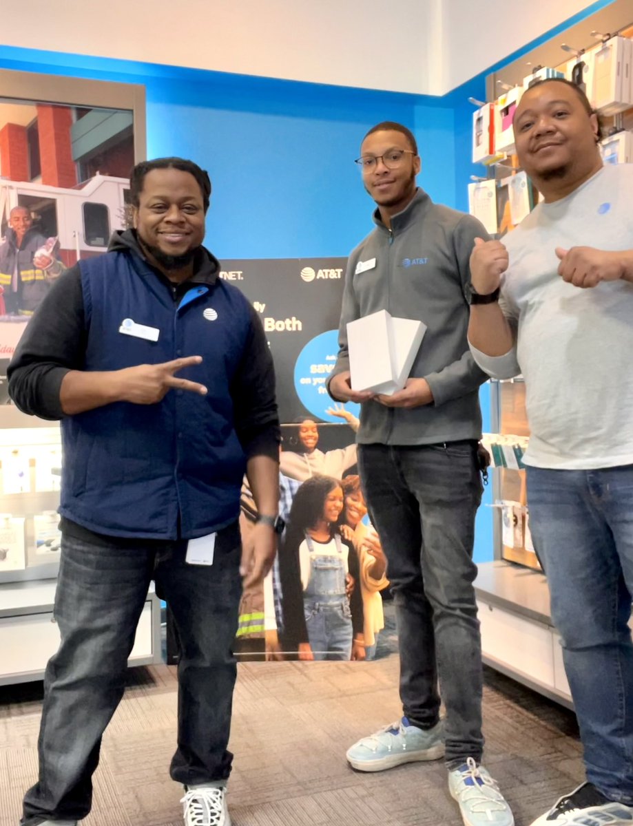 MarkieTHEE_IT's tweet photo. Our First Net Expert Christian came through and added a new profile with Two First Net’s on an existing account! #AttHoilday #FirstNetparty #DupontParty #InStoreExecution @ChaseRickman01 @MrKay416 @jillmill321 @404girl https://t.co/Qu5e5fgBR4