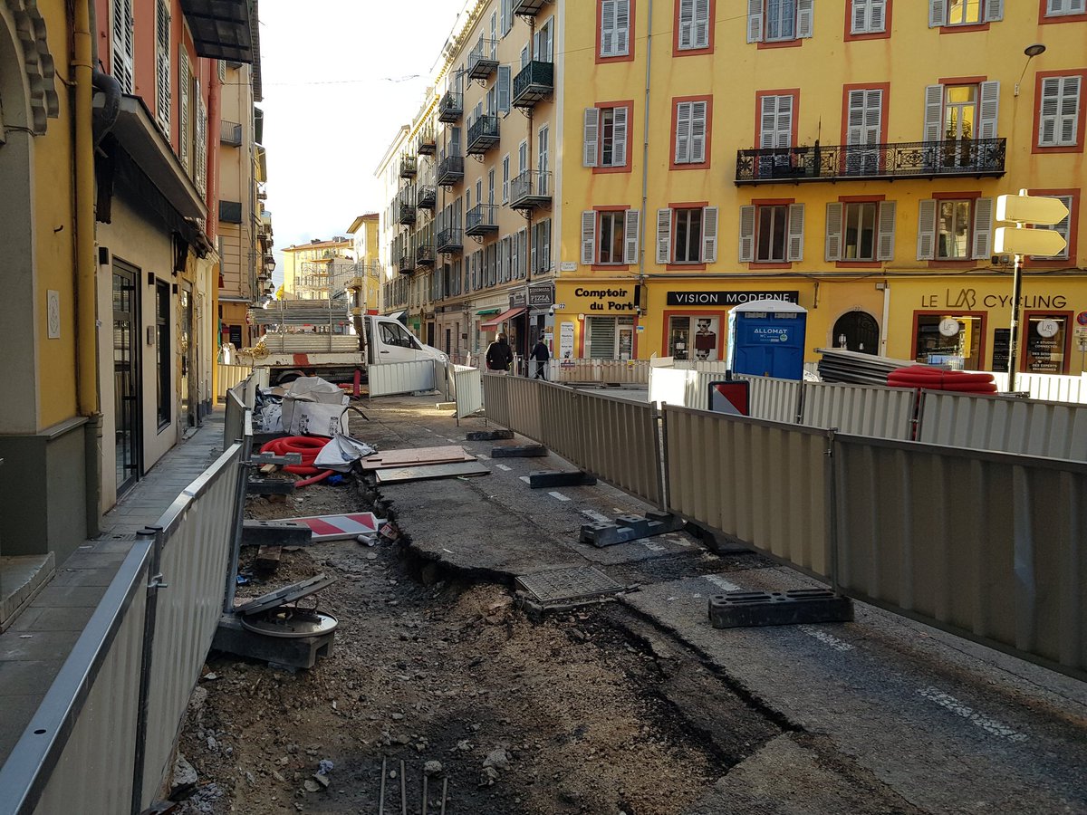 Nice2030_actu's tweet image. La rue Cassini éventrée 🚧 - mais pour la bonne cause ! #Nice06 #travaux #requalification