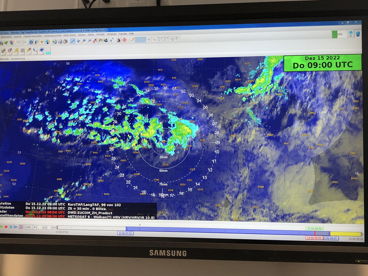 CdrDeuNavalAir's tweet photo. Unsere #Wetterberater|in sind vielleicht nicht so bekannt wie #ClaudiaKleinert oder #SvenPlöger, machen aber einen genauso guten Job.
Es wird 24/7 beobachtet, analysiert und beraten für die #aircrews des #MFG3 und #MFG5. Nicht nur jetzt #megacool und wichtig für #Flugsicherheit👍 https://t.co/v4t4idMqrw