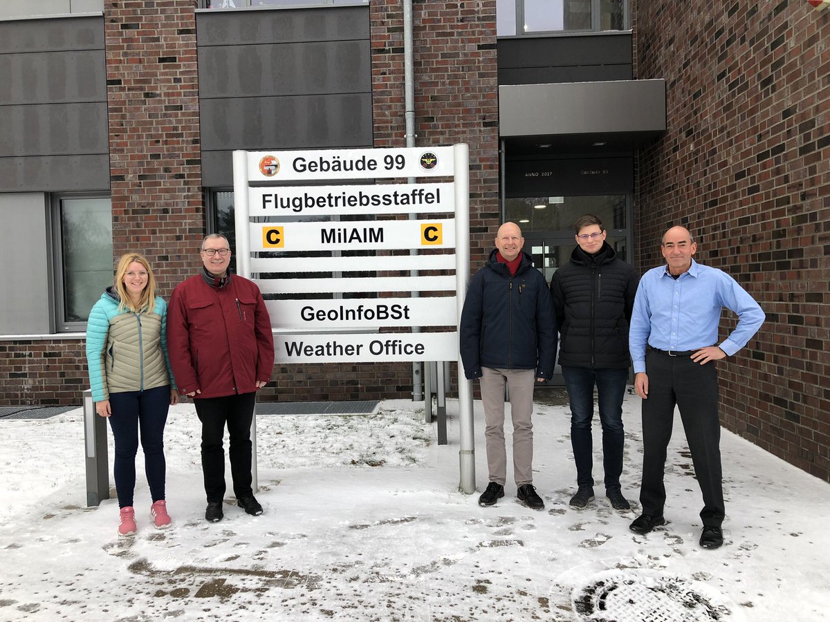 CdrDeuNavalAir's tweet photo. Unsere #Wetterberater|in sind vielleicht nicht so bekannt wie #ClaudiaKleinert oder #SvenPlöger, machen aber einen genauso guten Job.
Es wird 24/7 beobachtet, analysiert und beraten für die #aircrews des #MFG3 und #MFG5. Nicht nur jetzt #megacool und wichtig für #Flugsicherheit👍 https://t.co/v4t4idMqrw