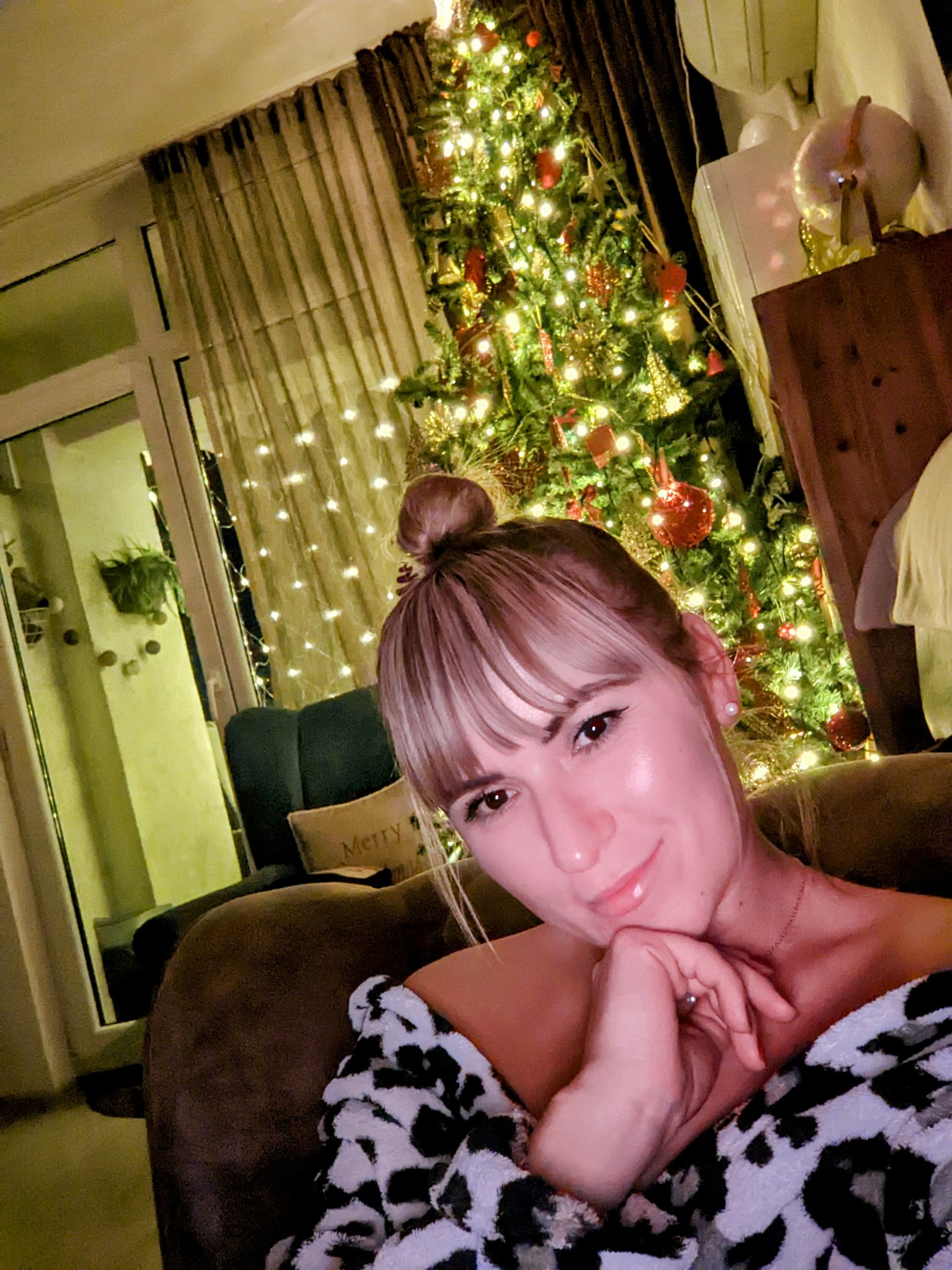 Hi everyone! What are you doing today? I felt asleep on the couch while watching a Christmas movie https://t.co/IdS2Jtjh6p