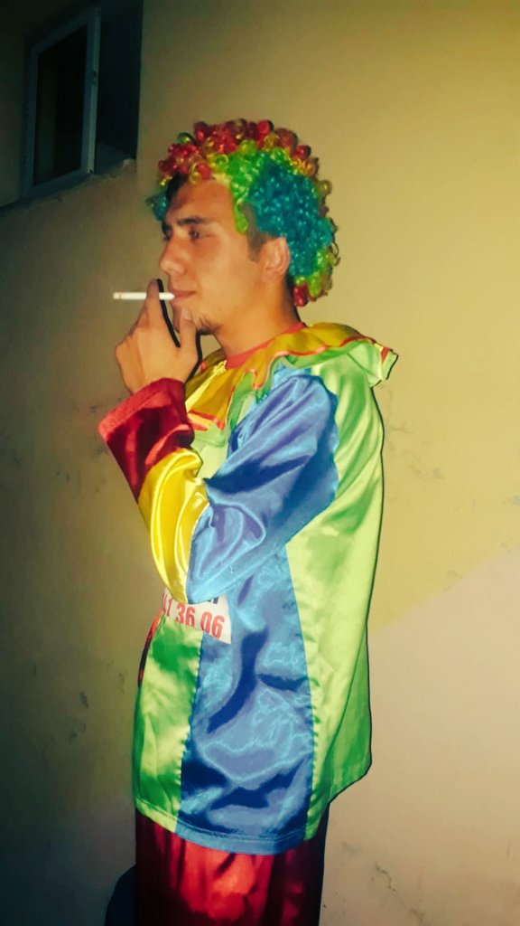 BİR GÜN BİR PAYLAÇO VARMIŞ BÜTÜN AĞLAYANLARI GÜLDÜRÜRMÜŞ BİR GÜN BİR ADAM YOĞUN AĞLAMA TESTİYLEN DOKTORA BAŞVURMUŞ DOKTORA DEMİŞKİ DOKTOR BEY DOKTOR BEY DEMİŞ BENİM YOĞUN AĞLAMA HASTALIĞIM VAR DEMİŞ DOKTORDA DEMİŞKİ GİT O PAYLAÇOYU BUL O SENİ GÜLDÜRÜR O DA DEMİŞKİ O PAYLAÇO BENİM