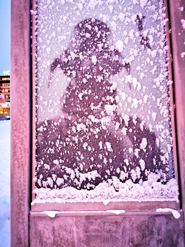 Terveet Kädet: Halloween levyn kansi vähän tuulessa ja tuiskussa. Pekka ja Teija Isorättyän taideteos Särkynyt lyhty. Nordbergin Möljällä.