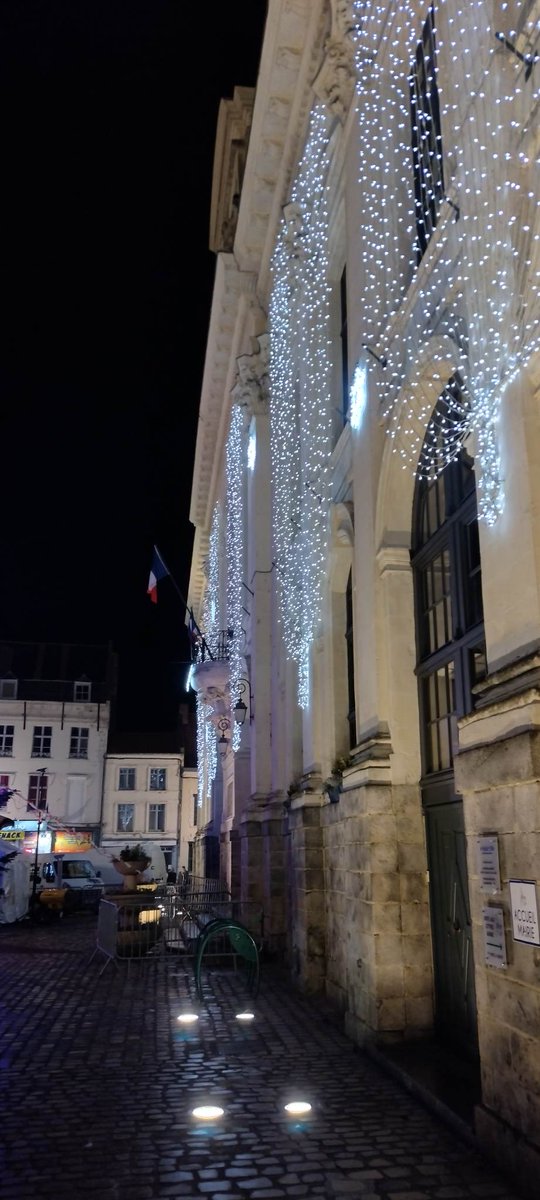 AireNouvelle1's tweet photo. MARCHE DE NOEL !
Inauguration, hier soir, du marché de Noël d'#airesurlalys avec #Airenouvelle en présence de #DidierRys entouré de #Veroniquecrowyn, de #Stephaniechretien et de #fredericdubuisson  .
C'est l'occasion de lancer la période des festivités de fin d'année. https://t.co/XFaJCsVC4i