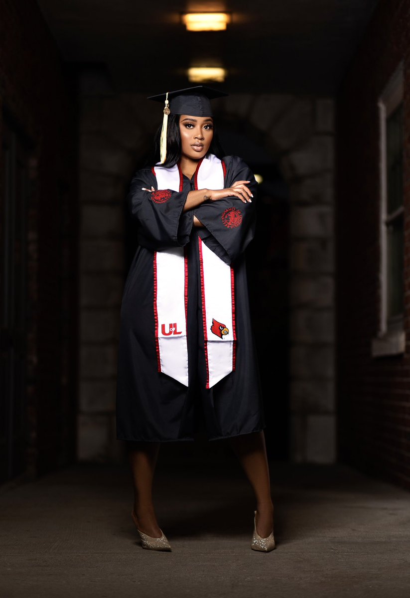 KevinJayPhotos's tweet photo. My first grad shoot went a little something like this πΈπβ₯οΈ
Graduate: Jayda Battle
MUA: @__imjustjae
Lighting Assistant: 7 & 9 Photography
Photographer & retoucher: @KevinJayPhotos
#KevinJayPhotography #graduate #gradshoot #louisvillephotographer #UniversityOfLouisville https://t.co/coJjbhzBnc