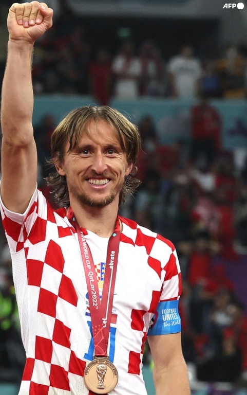 InvictosSomos's tweet photo. Nosotros vimos a Luka Modric guiar a Croacia a su primera final de Copa del Mundo, ganando el Balón de Oro. Nosotros vimos a Luka Modric liderar a Croacia a un 3º lugar de Mundial. Nosotros, afortunadamente, podemos contar que vimos jugar a Luka Modric. GRACIAS POR TANTO, MAGO. https://t.co/DyLNwxxy3D