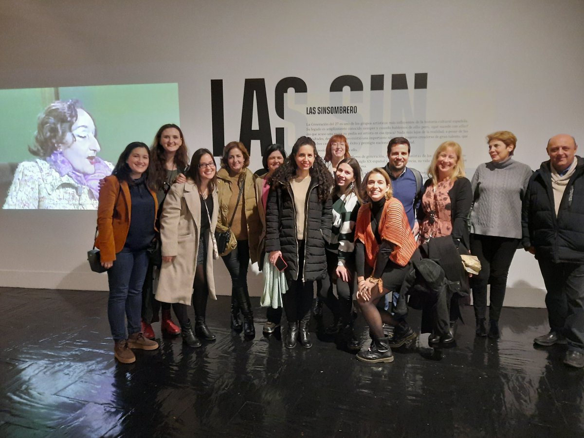 juanita_nani's tweet photo. #Mealel visitando la exposición @lassinsombrero donde pudimos asistir a la conferencia de Josebe Martínez y @TaniaBallocolel #litemujeresunir #litecontempunir Máster de literatura @UNIRuniversidad @YannelysAparic1 @AlmudenaVido @gon_nuclear (no os tengo a todos) https://t.co/77x5f3ZLTp