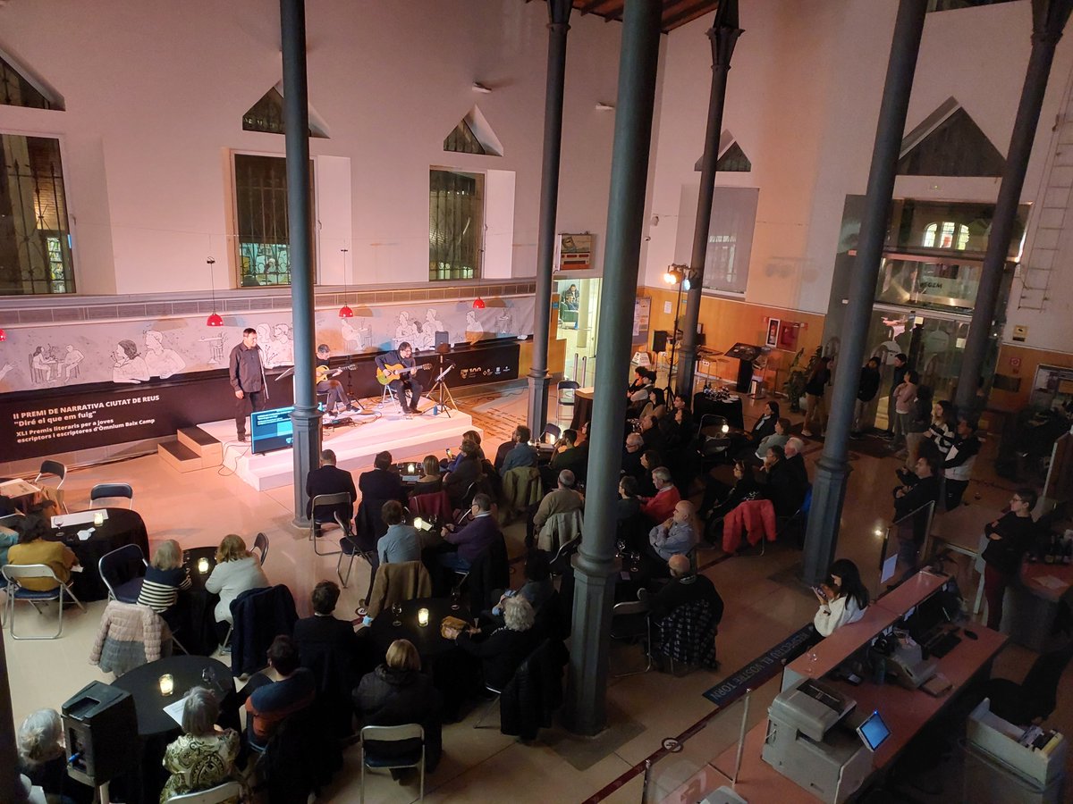quatregotes's tweet photo. Un honor i un plaer tancar l'any amb el recital "In Memoriam" a #Reus en el marc de l'entrega dels premis literaris @reus_cat i @omniumbaixcamp a la Biblioteca Xavier Amorós, ahir biblioteca-cafè. Agraïts i emocionats per la confiança i l'acollida.
#AnyFerrater @AnyFerrater https://t.co/KZgMqRkufy