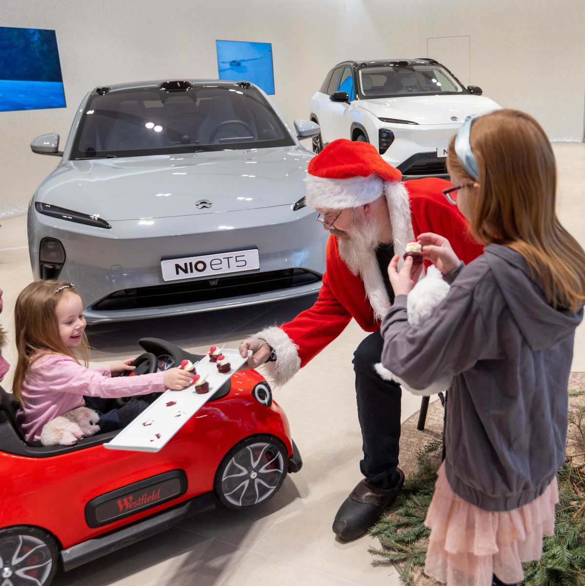 AfonsoEV_'s tweet photo. NIO Sweden News 🇸🇪
Today, our Swedish Team offered mulled wine and cupcakes in the new NIO Space Täby and got a nice visit from Santa Claus himself.
He accepted the children's wish lists and even Santa stopped by and offered face painting for the little ones. #NIOCommunity https://t.co/NUbiQvcUdo