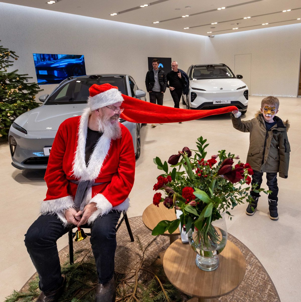 AfonsoEV_'s tweet photo. NIO Sweden News 🇸🇪
Today, our Swedish Team offered mulled wine and cupcakes in the new NIO Space Täby and got a nice visit from Santa Claus himself.
He accepted the children's wish lists and even Santa stopped by and offered face painting for the little ones. #NIOCommunity https://t.co/NUbiQvcUdo