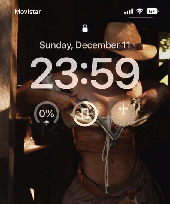 Rate my screensaver from 1-10 ? https://t.co/Pw0Aes5MdU