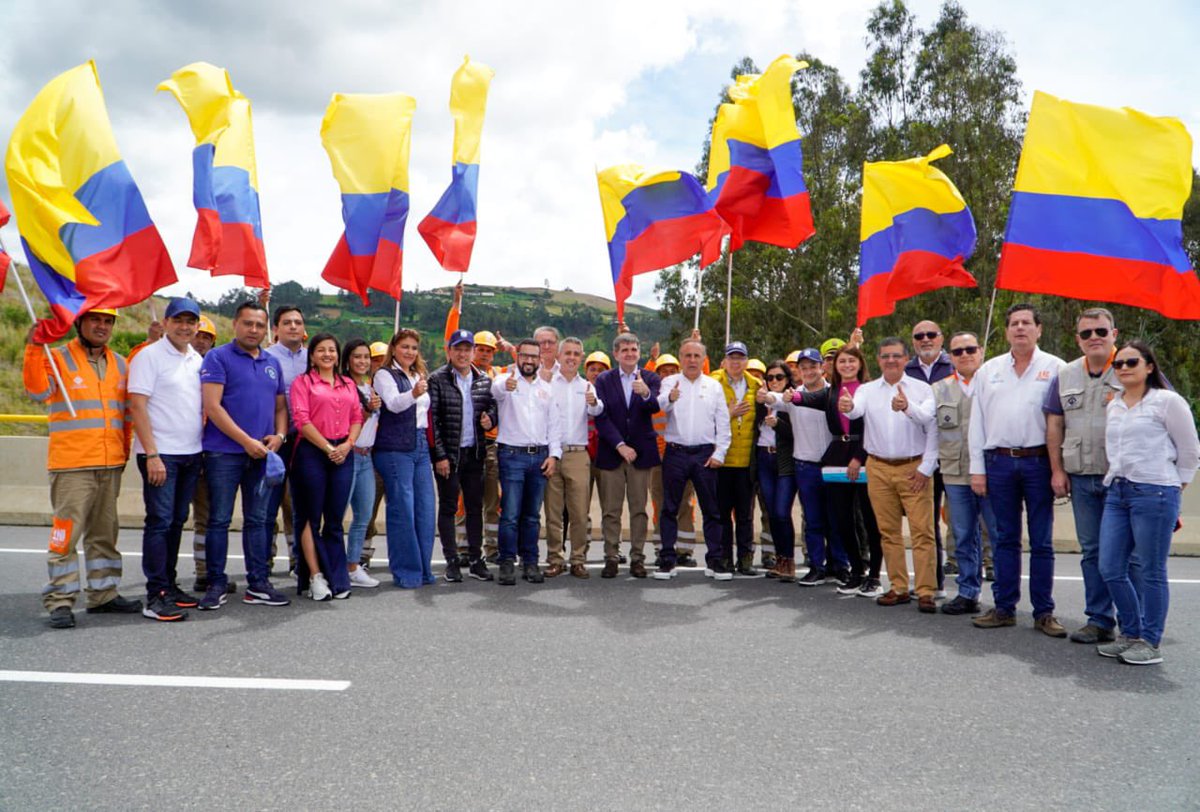 jhonrojasca's tweet photo. Hoy acompañamos la habilitación de un nuevo tramo de la doble calzada Rumichaca-Pasto. Con 9.85 km totalmente nuevos, se habilita el paso entre El Pedregal y San Juan. Seguiremos trabajando junto a @MinistroReyes y @viauniondelsur para lograr construir los tramos pendientes. https://t.co/nsMSpEa1JK