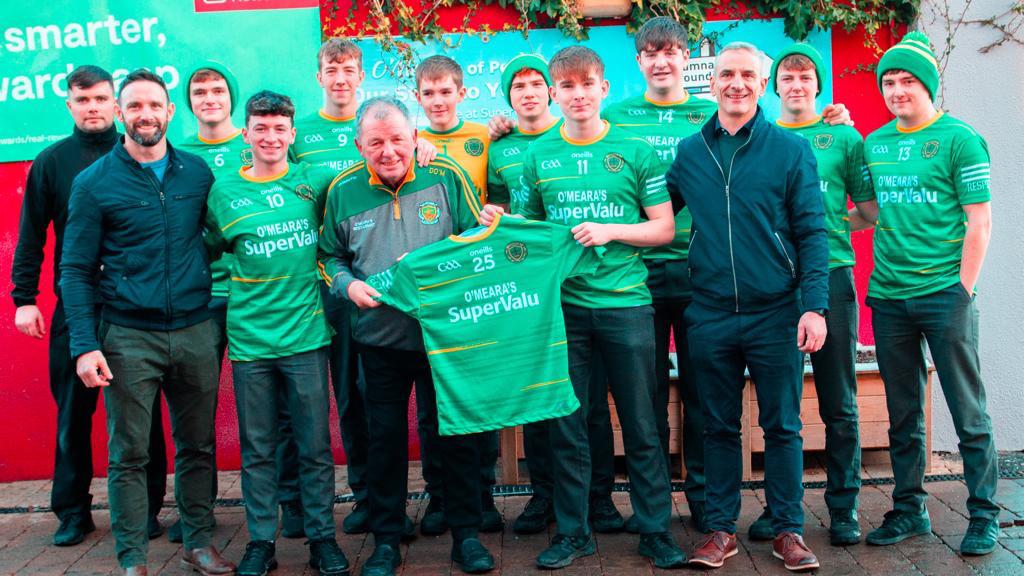 Our Senior Hurlers were thrilled with their early Christmas gift they received from Donie and Yvonne O’ Meara of SuperValu Portumna 😀😀 a sponsored set of jerseys for their upcoming Championship . Thanks to all at O’ Meara’s @supervaluIRL