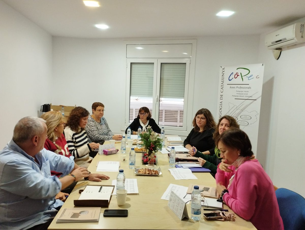 CopecPedagogs's tweet photo. Avui, abans de l'acte de Mestre Eliseo, última Junta de l'any!!! I presentació de la #Nadala2022 #cope20anys #JuntaGovern https://t.co/d1UIsrjRFK