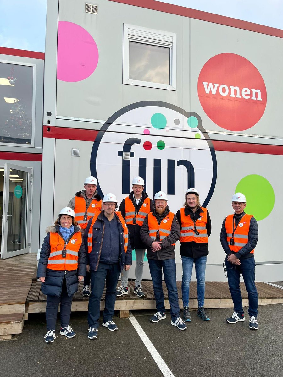 Een mooie groep van Deltion College mogen rondleiden door onze nieuwe woningfabriek en de nieuwe modulefabriek.
Gepresenteerd wat onze reis tot heden is en wat nog komen gaat en in gesprek met elkaar om te praten over hoe we opleidingen hier beter op kunnen laten aansluiten!