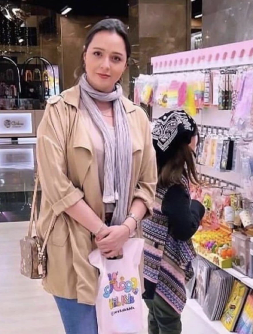 ٠
ترانه ما را آزاد كنيد تامثل هميشه بخواند با صداى رسا #زن_زندگی_آزادی 
#ترانه_علیدوستی