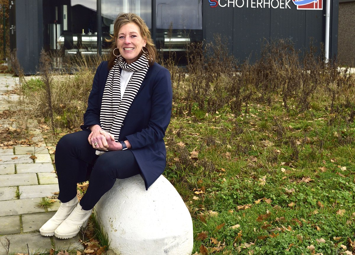 Gebruik warm afvalwater voor de verwarming van huizen of bedrijven. Het idee is eenvoudig, toch wordt het zelden toegepast. <a href="/gemnieuwkoop/">Gemeente Nieuwkoop</a> deed het wel en legde in eigen beheer een warmtenet aan voor een bedrijventerrein. Met gezuiverd rioolwater als bron. vng.nl/artikelen/geme…