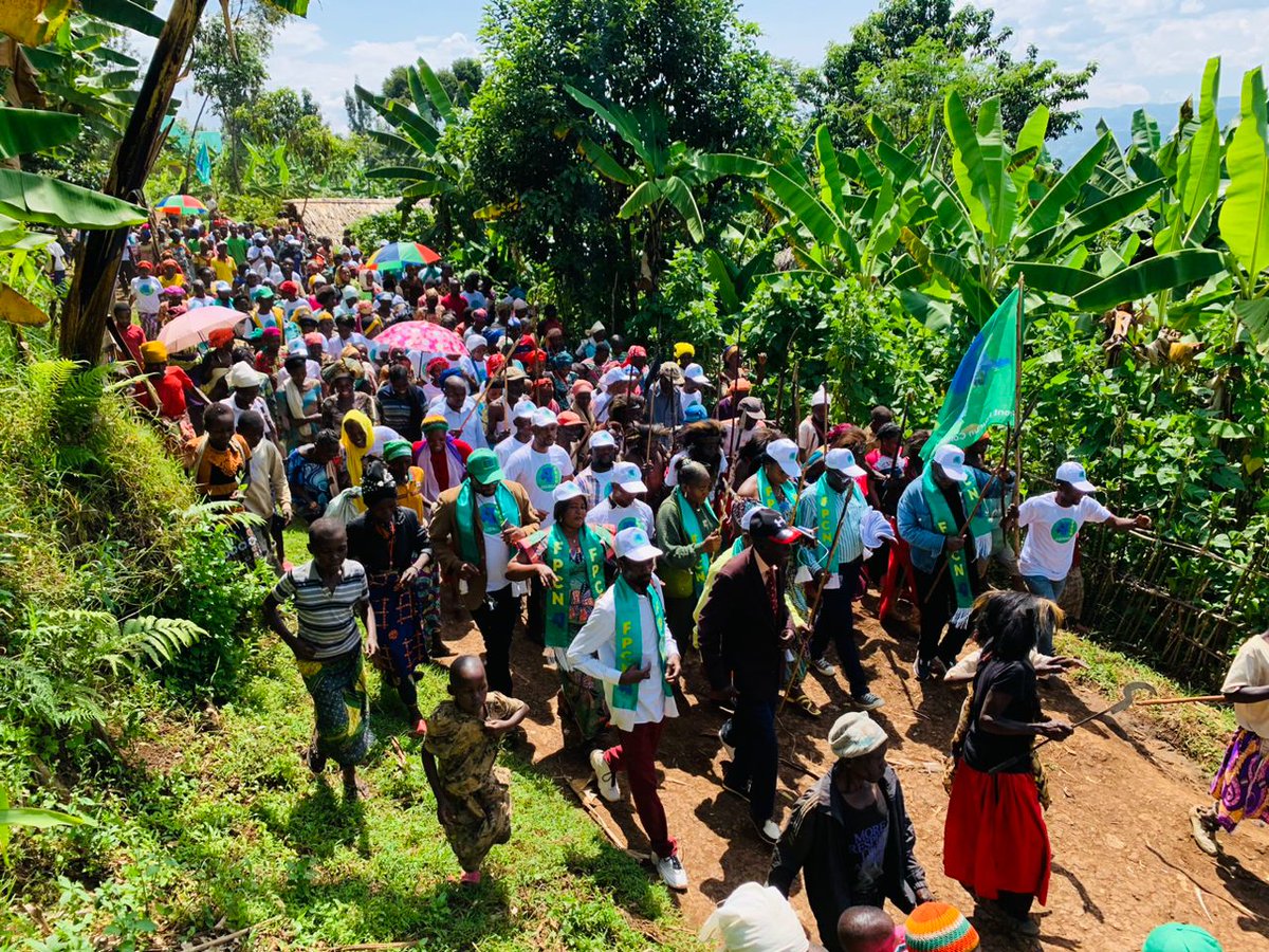 sud_kivu's tweet photo. Les adhésions massives font le quotidien au FPCN du Prof @ClaudeNyamugabo:AM.
De partout coe à #BUSHUMBA, 3000 personnes s'identifient au Mwana w'Eka pr ses inombrables oeuvres de charité et Dvpt.Attendons vivement les #Eléctions2023 avec @fatshi13 #CandidatFPCN
@AugustinKabuyaT https://t.co/mGqSFsBtxU
