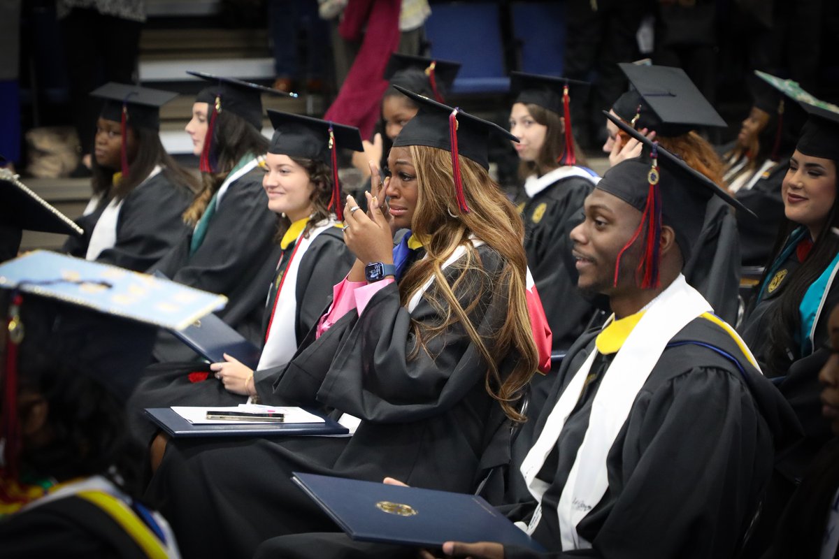 francismarionu's tweet photo. Students from the School of Education and College of Liberal Arts received their degrees during this morning's Commencement ceremony.

#fmugrad2022 #fmugrad #fmu2022 https://t.co/AMOOVVReMw