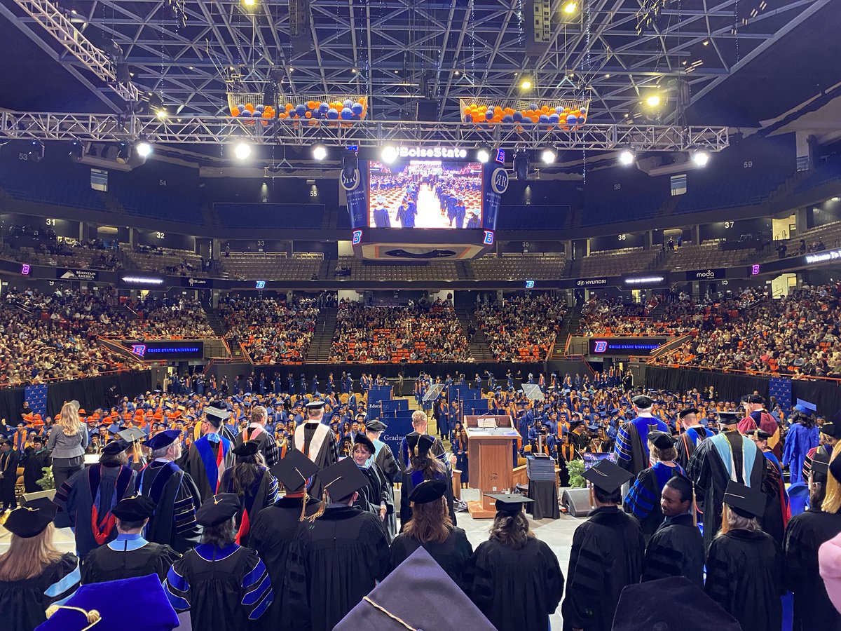 My favorite time of the year! #boisestate #somosbroncos #bilingualbroncos #BSUGrad22
