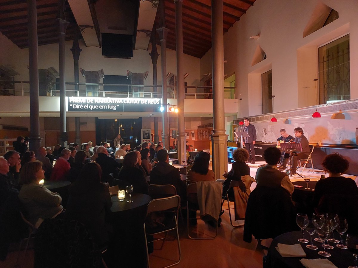 quatregotes's tweet photo. Un honor i un plaer tancar l'any amb el recital "In Memoriam" a #Reus en el marc de l'entrega dels premis literaris @reus_cat i @omniumbaixcamp a la Biblioteca Xavier Amorós, ahir biblioteca-cafè. Agraïts i emocionats per la confiança i l'acollida.
#AnyFerrater @AnyFerrater https://t.co/KZgMqRkufy