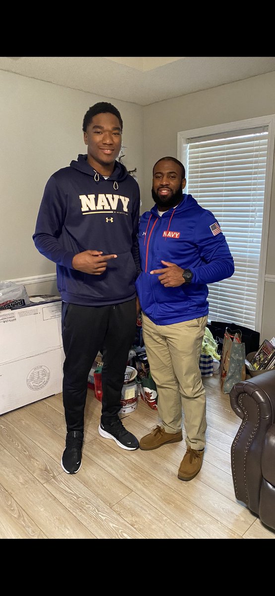 JonesDaveon7's tweet photo. Appreciate the home visit @Coach_MarcusT thanks taking the time to stop by💙⚓️ @NavyFB @NavyFBrecruit !!!! #AllGloryToGod 🙏🏽 https://t.co/iDpqkHm1Aj