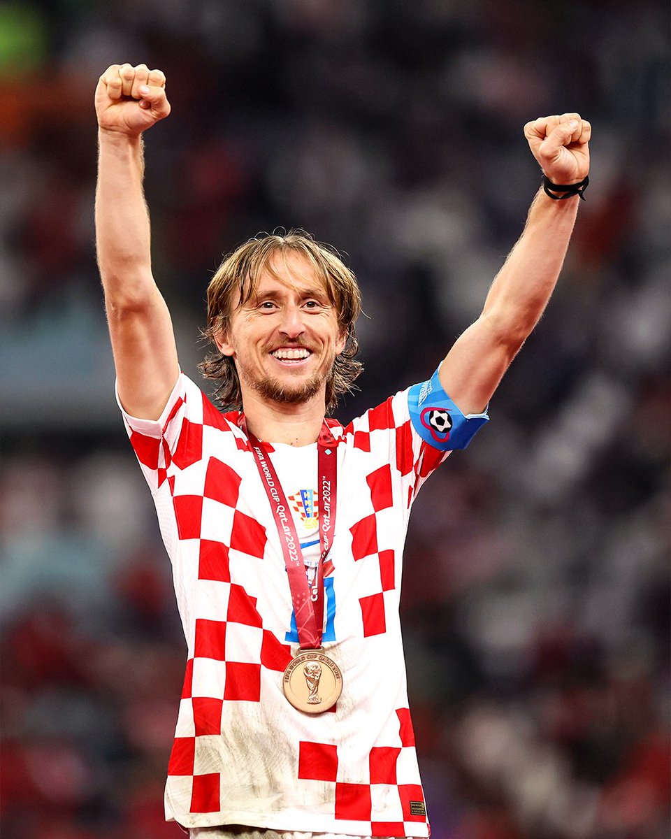 RMadridistaReal's tweet photo. Luka Modrić: de huir de la guerra y pastorear cabras a ser medalla de plata y de bronce en la Copa del Mundo con Croacia. Ejemplo de vida, el mago de Zadar. ¡Gracias por regalarnos tu fútbol! https://t.co/IETtiEBtI8