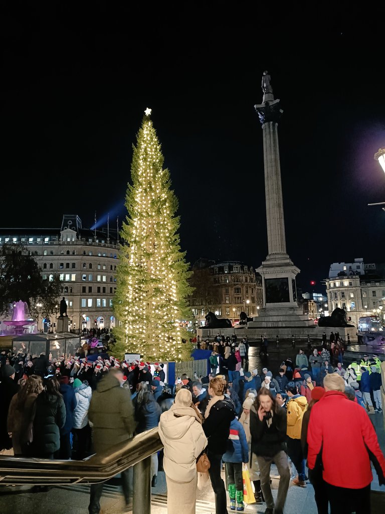 Soaking up the #festive vibes pre #Nutcracker @ENBallet.

🌲Cheers for the #ChristmasTree
@NorwayinUK. 🇳🇴👍

@NationalGallery looking majestic.

#festiveseason #festivefun #Christmas #ChristmasTree #christmas2022 #ChristmasCountdown #Christmastime