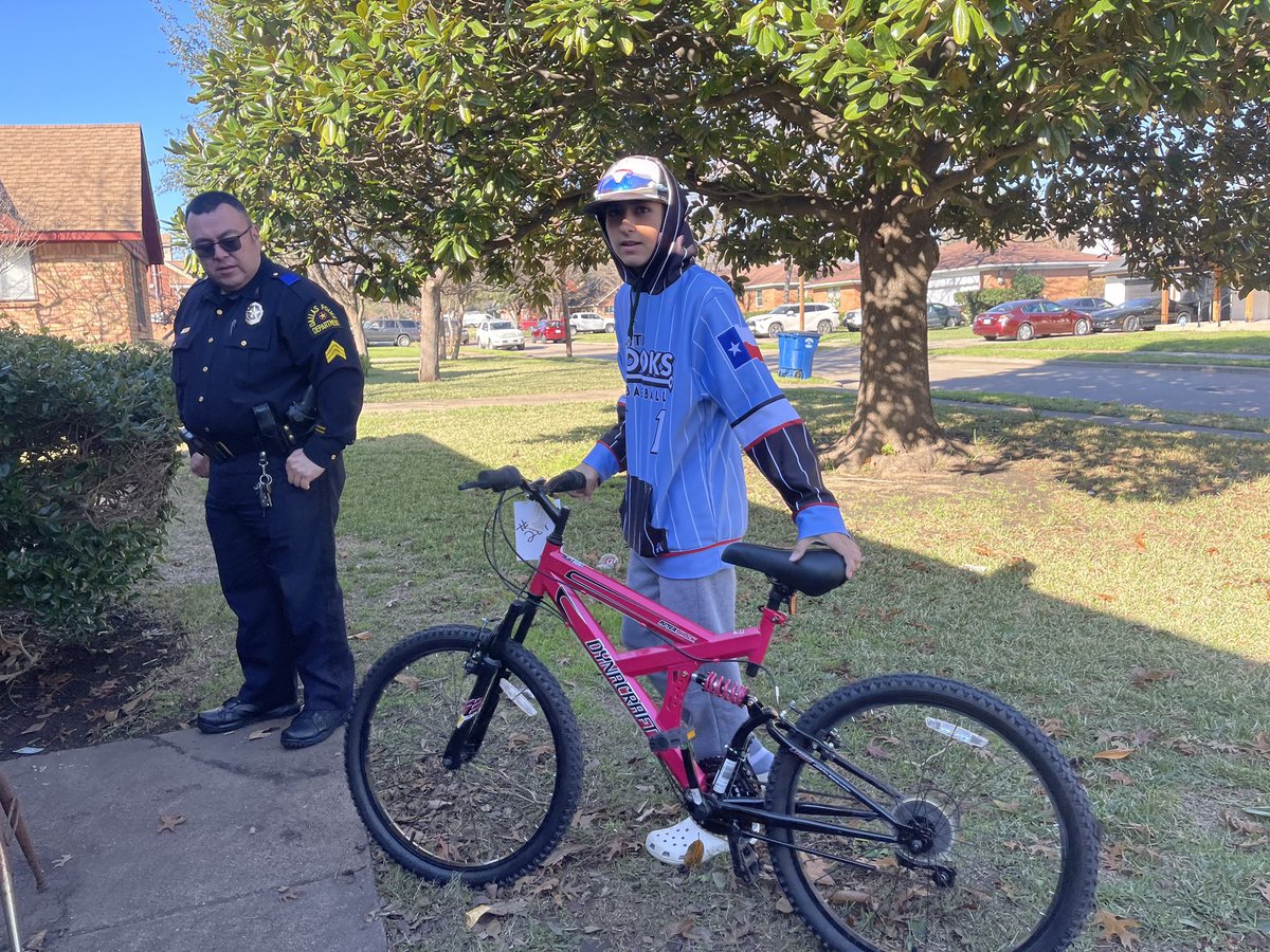 DallasPD's tweet image. You better watch out, you better not cry, you better not pout, and I am telling you why, @SantaCops are coming to town!