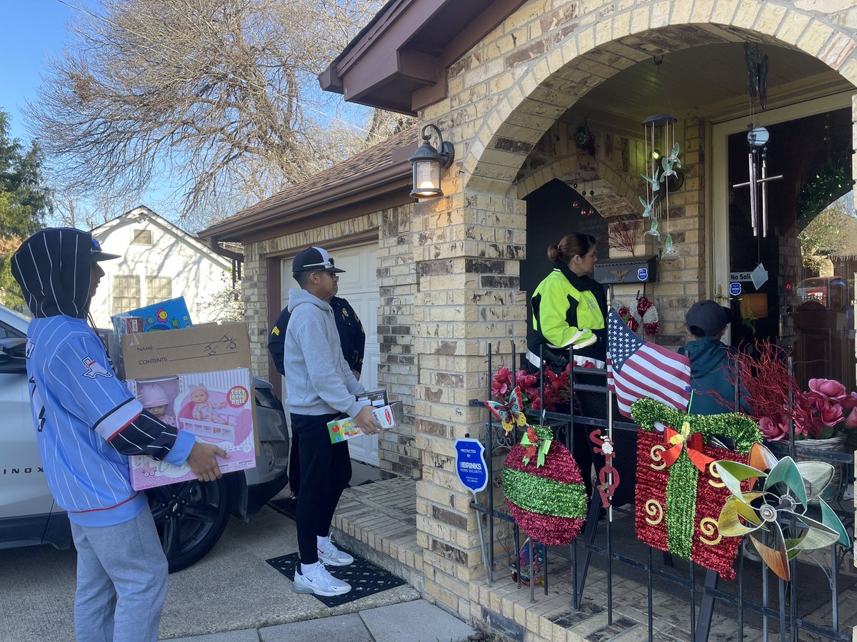 DallasPD's tweet image. You better watch out, you better not cry, you better not pout, and I am telling you why, @SantaCops are coming to town!