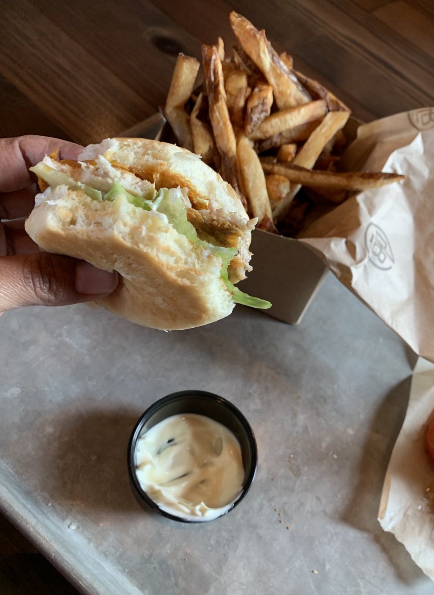 Cintronite's tweet photo. Had a tiny chicken sandwich for lunch https://t.co/6BUJAWVVDZ