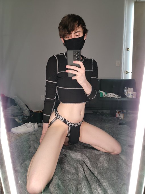Lmaoo grindr let me use the first picture... but not the second one 😂 https://t.co/3DqQgNpIFU