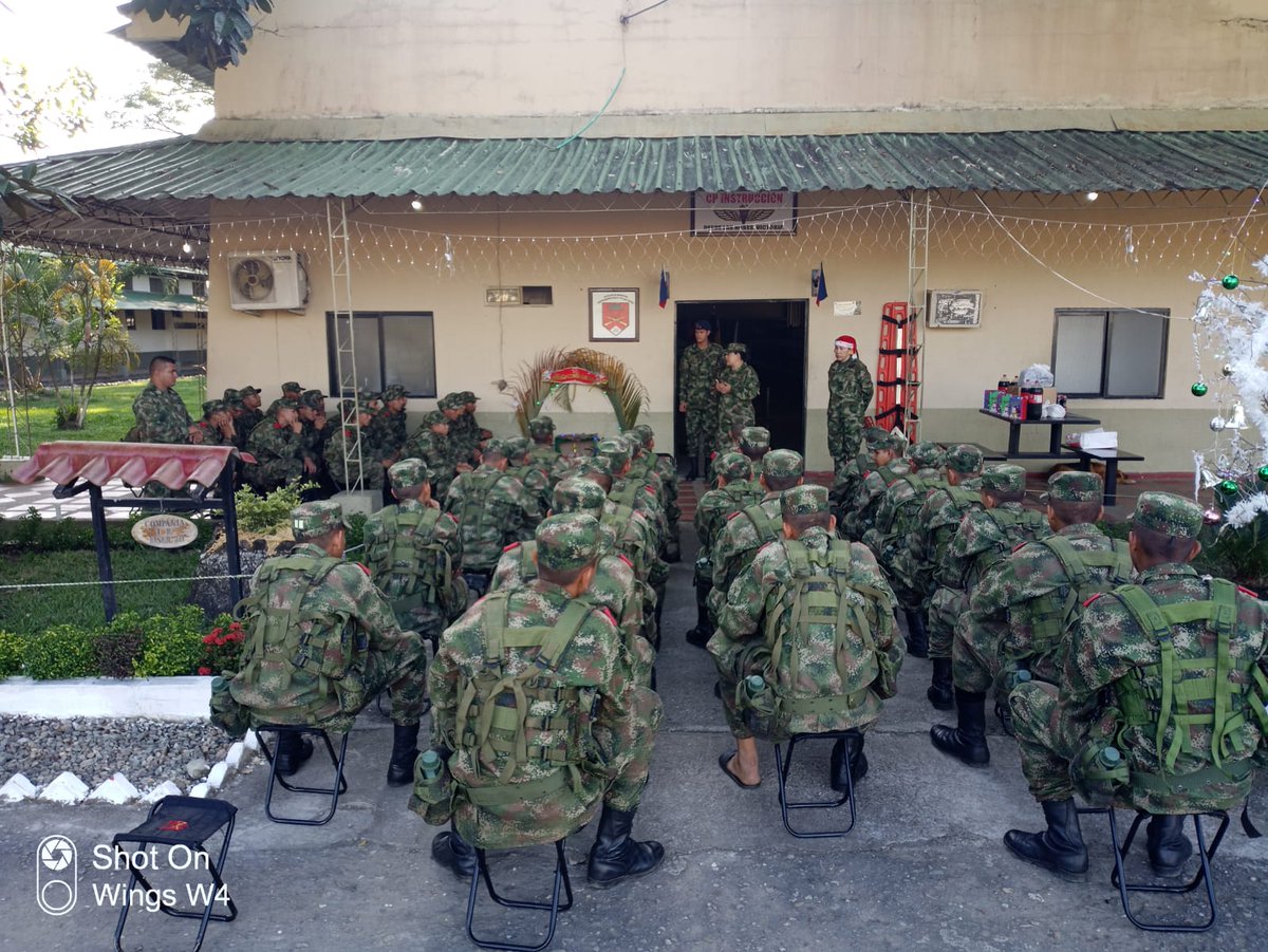 ReservaBr7's tweet photo. #AEstaHora, Profesionales Oficiales de Reserva del COAMI @ReservaBr7 de la @Ejercito_Div4, realizan novena de aguinaldos con Soldados del #BISER20, en el Cantón Militar de Apiay (Villavicencio - Meta), llevándoles un saludo y compartir especiales en esta Navidad. #TodoPorLaPatria https://t.co/vhAbVBecpE