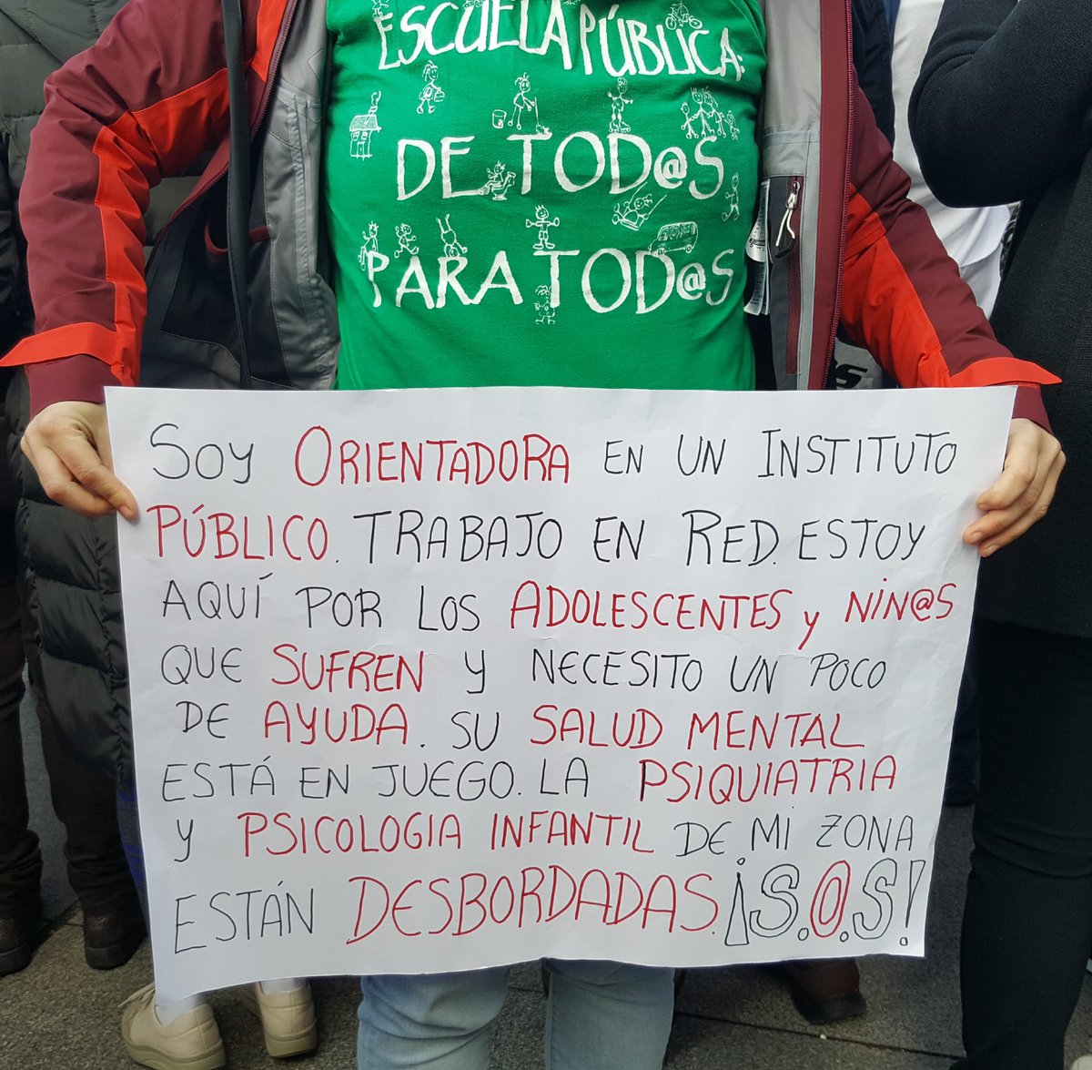 Como profesionales de atención a la diversidad de la escuela pública de la CAM, que trabajamos en red con servicios sanitarios, derivando alumnado por el aumento de problemática de salud mental,hoy acompañamos a lxs sanitarixs en apoyo a la #HuelgaAtencionPrimaria
#SanidadPública