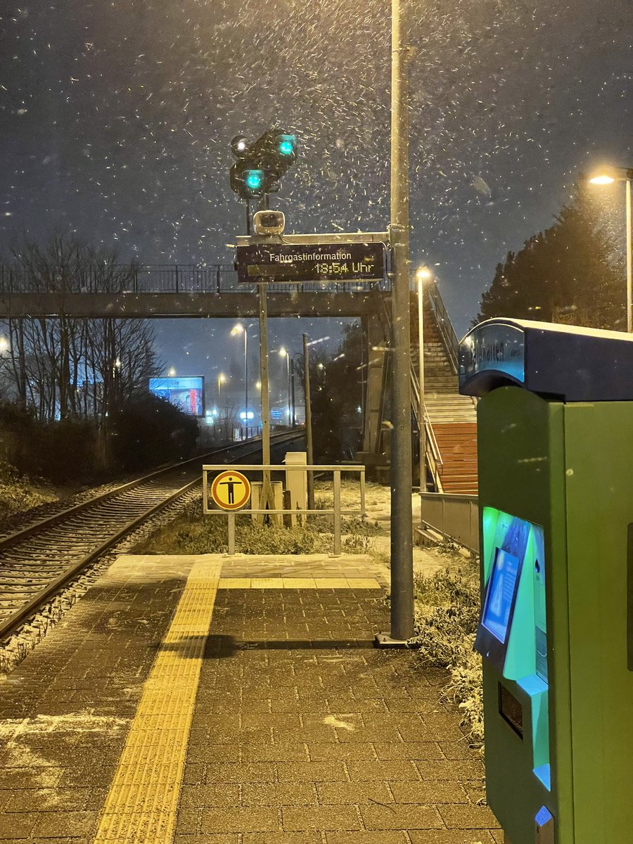 kinnerdoc's tweet photo. Wann kommt der Zug von 18:37? #vlexx - ibel sein als Bahnfahrer 🚂 https://t.co/y34fT9a6aE