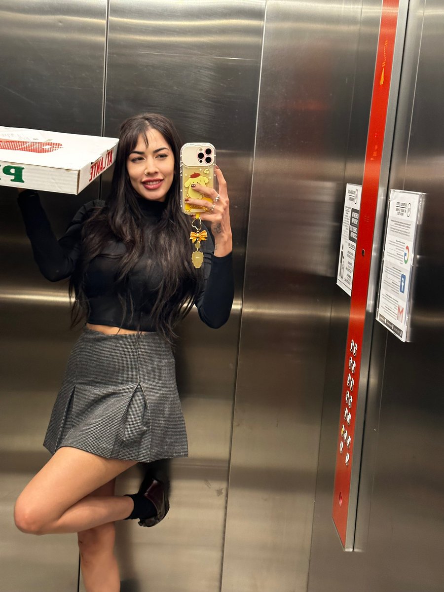sab_magic's tweet photo. Name one thing better than a hot girl bringing you a pizza? https://t.co/1dYwrW4wf6
