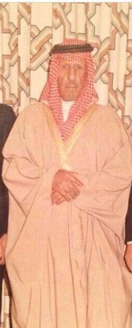 xx3saf's tweet photo. صاحب السمو الملكي الامير فيصل بن خالد بن عبدالعزيز يصرحه عبر القناة الرياضه ان اسم الجواد(حربي)يعودللشيخ حربي بن سلمان المنديل الخالدي حيث رافق جلالة الملك خالد حتى وفاته رحمهم الله جميعاً وجعل الجنه منزلهم هاكذا الوفاء 
يظهر بالصور الشيخ / حربي بن سلمان المنديل الخالدي رحمه الله https://t.co/6bQc12n2ba