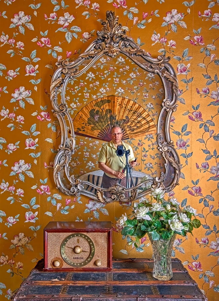 "Self Portrait in Gold Room" © Hank Gans
from the online exhibit Portrait: Self and Others. To view all the selected images please follow the link bit.ly/PPG-Portrait-S…

#fineartphoto #portraitphotography #fineartportrait #portrait #portraitphoto #selfportrait