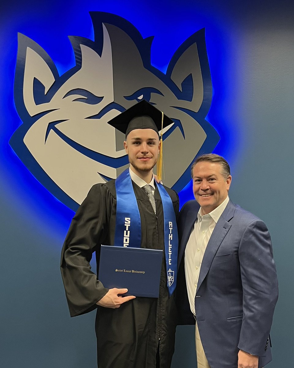 𝐌𝐚𝐢𝐧 𝐎𝐛𝐣𝐞𝐜𝐭𝐢𝐯𝐞: 𝐄𝐝𝐮𝐜𝐚𝐭𝐞 📚🎓 Congratulations @JimersonGibson on earning your Bachelor of Science in International Business! #TeamBlue #WinTheDay